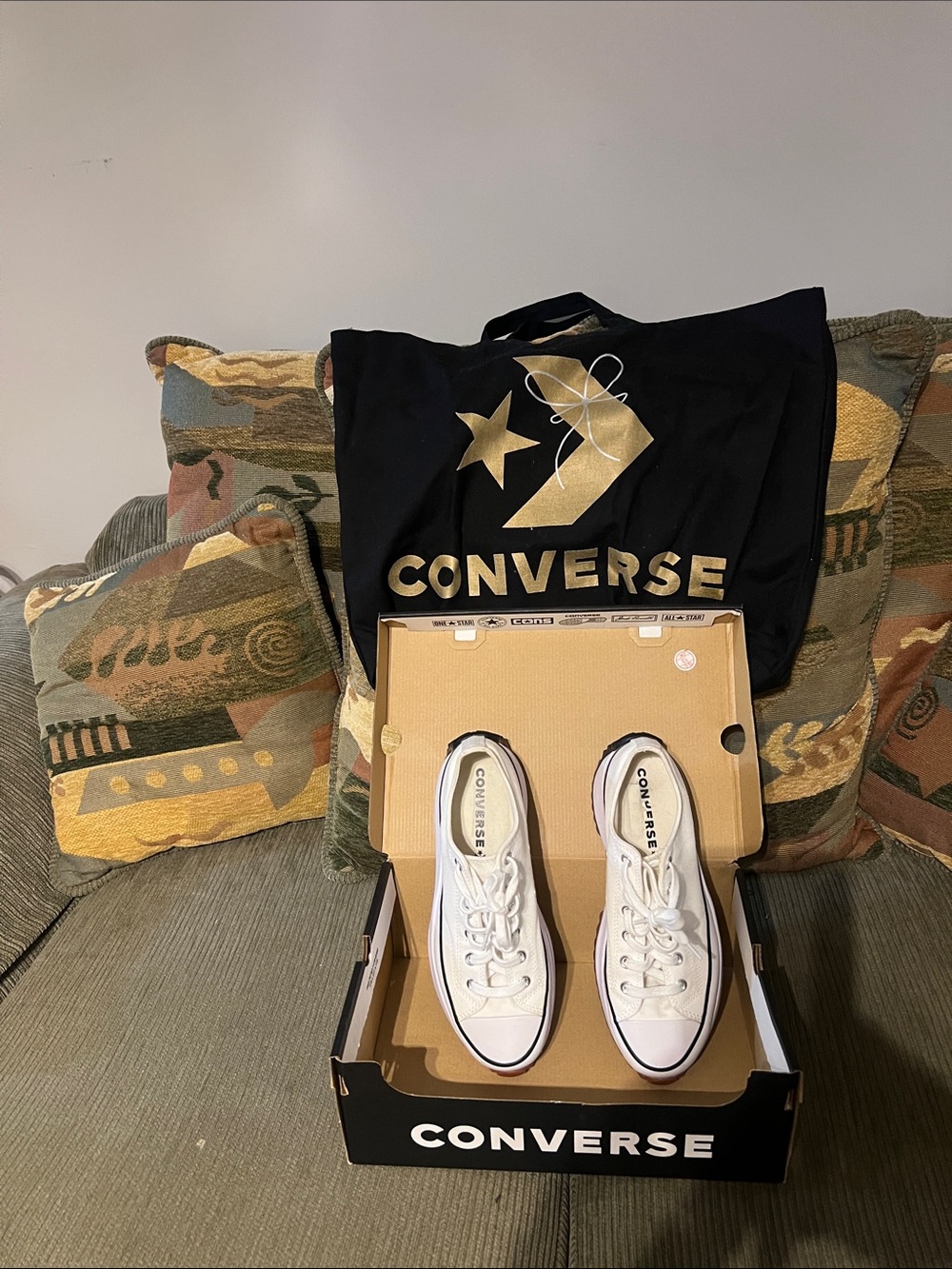 Converse White Low Top Sneakers with carrying bag 🥰😊